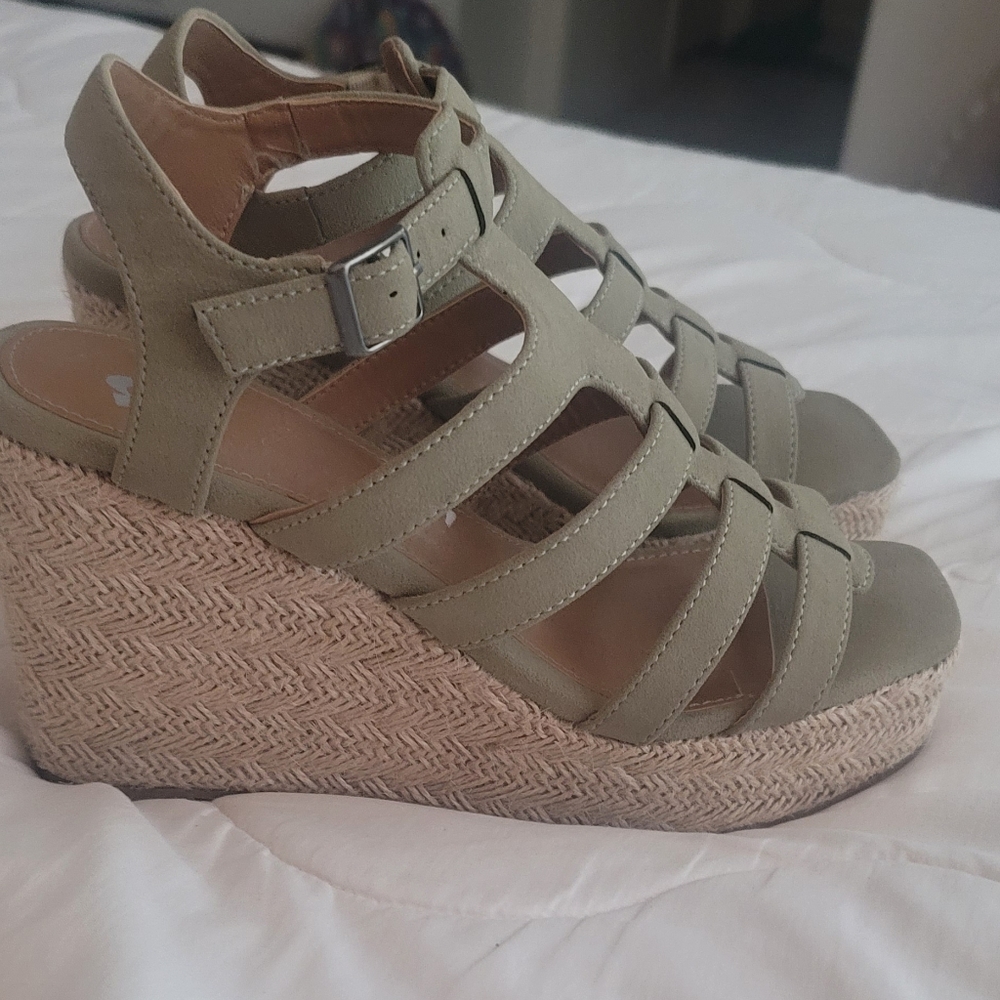 Wedge sandels 8.5 olive